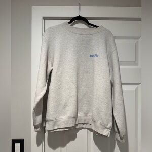 Women’s White Fox Boutique “Heathered Grey”Crewneck in Size M/L🩶💙
